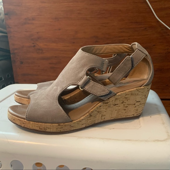 clarks tan wedges